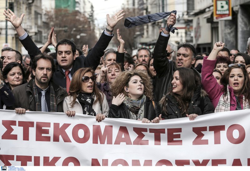 Δικηγόροι ανεμίζοντας τις γραβάτες τους στην πορεία για το Ασφαλιστικό [εικόνες] | iefimerida.gr 7