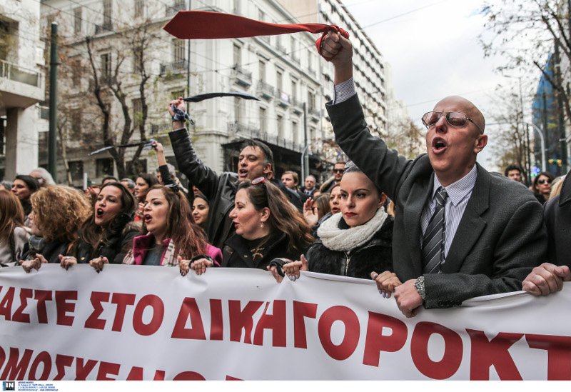 Δικηγόροι ανεμίζοντας τις γραβάτες τους στην πορεία για το Ασφαλιστικό [εικόνες] | iefimerida.gr 5
