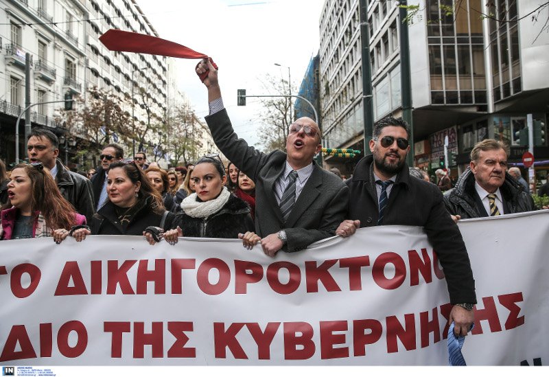 Δικηγόροι ανεμίζοντας τις γραβάτες τους στην πορεία για το Ασφαλιστικό [εικόνες] | iefimerida.gr 4