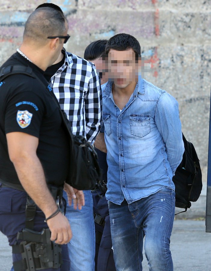 Στο δικαστήριο οι γονείς της 4χρονης Αννυ -Με καλυμμένο το πρόσωπο έφτασε η μητέρα [εικόνες] | iefimerida.gr 0