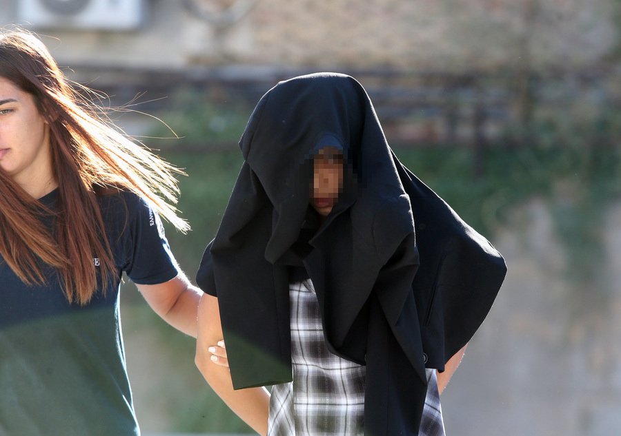 Στο δικαστήριο οι γονείς της 4χρονης Αννυ -Με καλυμμένο το πρόσωπο έφτασε η μητέρα [εικόνες] | iefimerida.gr 1