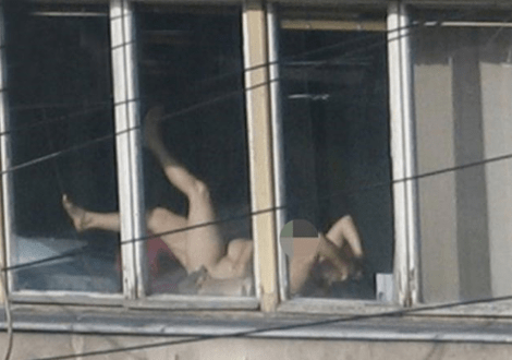 Δεν έχει ξαναγίνει -Δικαστικός στη Βοσνία έκανε ηλιοθεραπεία ολόγυμνη εν ώρα εργασίας [εικόνες] | iefimerida.gr 0