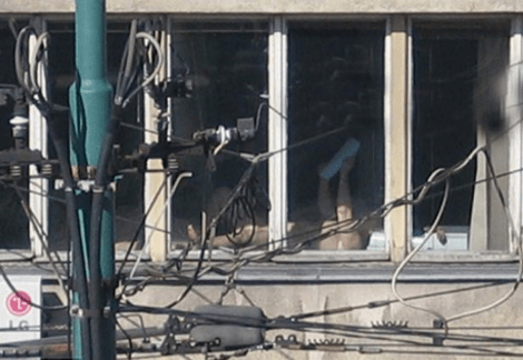 Δεν έχει ξαναγίνει -Δικαστικός στη Βοσνία έκανε ηλιοθεραπεία ολόγυμνη εν ώρα εργασίας [εικόνες] | iefimerida.gr 1