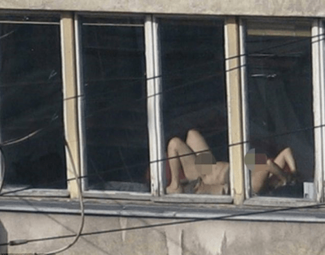 Δεν έχει ξαναγίνει -Δικαστικός στη Βοσνία έκανε ηλιοθεραπεία ολόγυμνη εν ώρα εργασίας [εικόνες] | iefimerida.gr 2