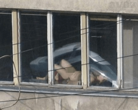 Δεν έχει ξαναγίνει -Δικαστικός στη Βοσνία έκανε ηλιοθεραπεία ολόγυμνη εν ώρα εργασίας [εικόνες] | iefimerida.gr 4