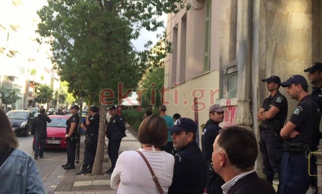 Οι Κρητικοί αποδοκίμασαν τους απαγωγείς του Μιχάλη Λεμπιδάκη -«Ντροπή σας, αλήτες» [εικόνες & βίντεο] | iefimerida.gr 8