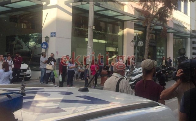 Οι Κρητικοί αποδοκίμασαν τους απαγωγείς του Μιχάλη Λεμπιδάκη -«Ντροπή σας, αλήτες» [εικόνες & βίντεο] | iefimerida.gr 6