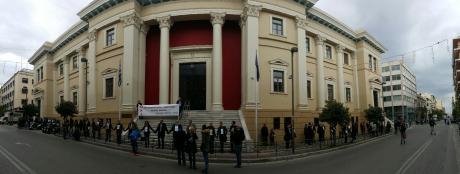 Πάτρα: Ανθρώπινη αλυσίδα από δικηγόρους γύρω από το Δικαστικό Μέγαρο [εικόνες] | iefimerida.gr 0