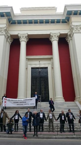 Πάτρα: Ανθρώπινη αλυσίδα από δικηγόρους γύρω από το Δικαστικό Μέγαρο [εικόνες] | iefimerida.gr 2