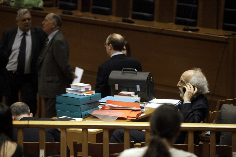 Ο Ακης, η Βίκυ, ο Σμπώκος, ο Λυκουρέζος και ο Κούγιας στη μεγάλη δίκη [εικόνες] | iefimerida.gr 0