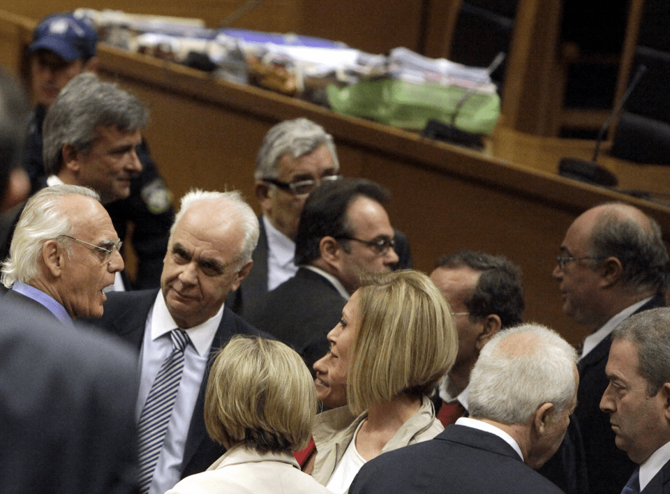 Ο Ακης, η Βίκυ, ο Σμπώκος, ο Λυκουρέζος και ο Κούγιας στη μεγάλη δίκη [εικόνες] | iefimerida.gr 4