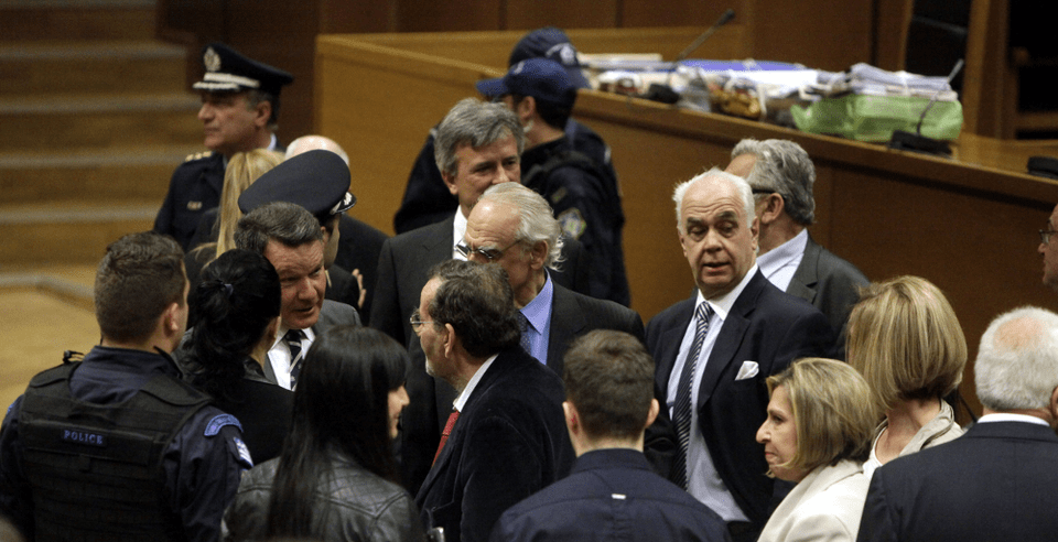 Ο Ακης, η Βίκυ, ο Σμπώκος, ο Λυκουρέζος και ο Κούγιας στη μεγάλη δίκη [εικόνες] | iefimerida.gr 9