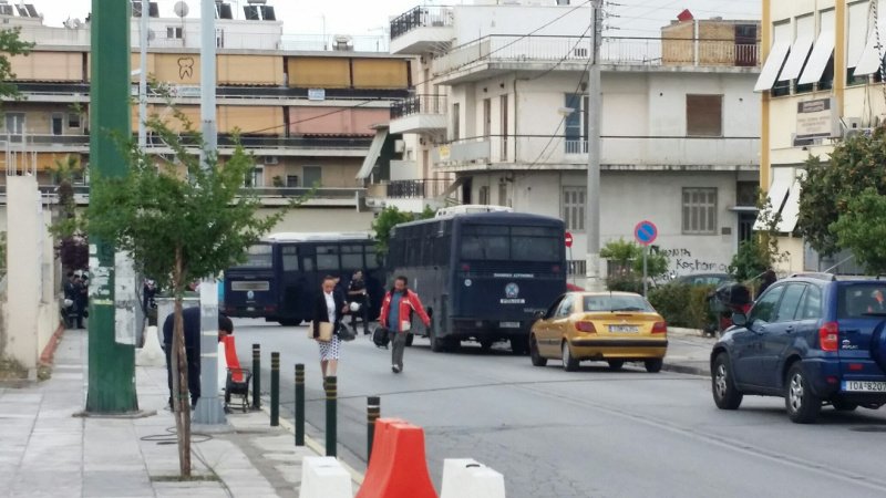 Δίκη Χρυσής Αυγής: Σε κλοιό ξανά ο Κορυδαλλός -Κλειστά σχολεία και κινητοποιήσεις κατοίκων [εικόνες] | iefimerida.gr 1