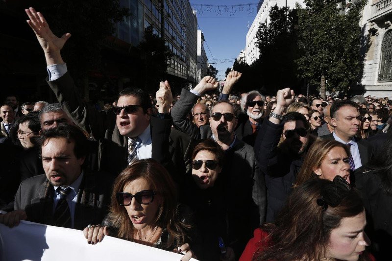 Γέμισαν κοστούμια και ταγιέρ οι δρόμοι -Πρώτη φορά επιστήμονες εναντίον ΣΥΡΙΖΑ [εικόνες] | iefimerida.gr 1