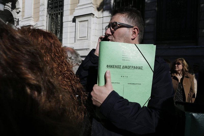 Γέμισαν κοστούμια και ταγιέρ οι δρόμοι -Πρώτη φορά επιστήμονες εναντίον ΣΥΡΙΖΑ [εικόνες] | iefimerida.gr 2