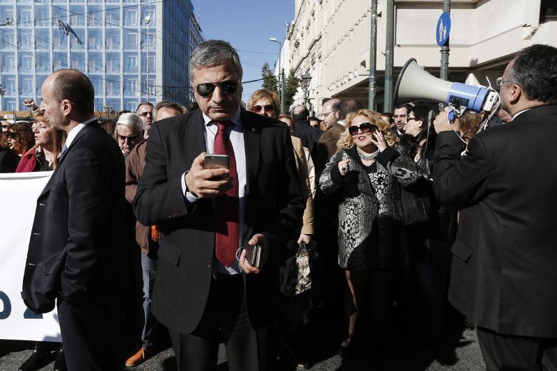 Γέμισαν κοστούμια και ταγιέρ οι δρόμοι -Πρώτη φορά επιστήμονες εναντίον ΣΥΡΙΖΑ [εικόνες] | iefimerida.gr 3