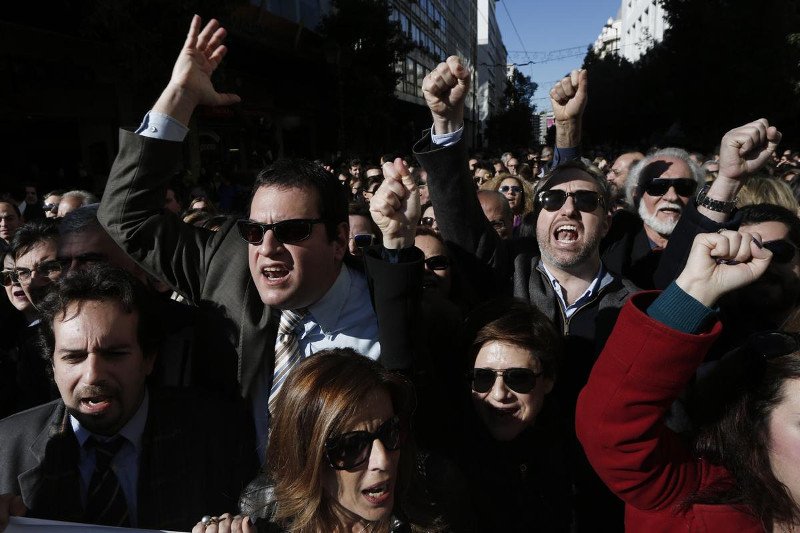 Γέμισαν κοστούμια και ταγιέρ οι δρόμοι -Πρώτη φορά επιστήμονες εναντίον ΣΥΡΙΖΑ [εικόνες] | iefimerida.gr 19