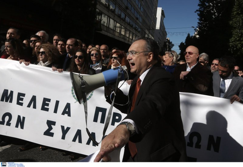 Γέμισαν κοστούμια και ταγιέρ οι δρόμοι -Πρώτη φορά επιστήμονες εναντίον ΣΥΡΙΖΑ [εικόνες] | iefimerida.gr 8