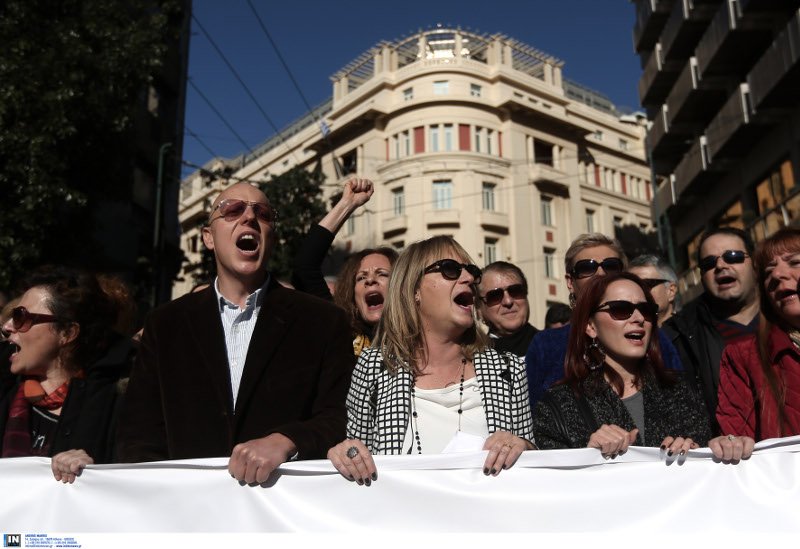 Γέμισαν κοστούμια και ταγιέρ οι δρόμοι -Πρώτη φορά επιστήμονες εναντίον ΣΥΡΙΖΑ [εικόνες] | iefimerida.gr 14