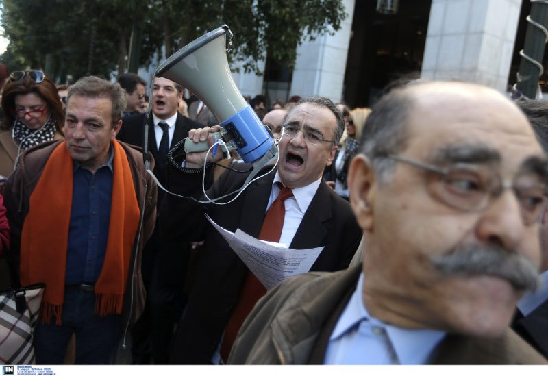 Γέμισαν κοστούμια και ταγιέρ οι δρόμοι -Πρώτη φορά επιστήμονες εναντίον ΣΥΡΙΖΑ [εικόνες] | iefimerida.gr 13