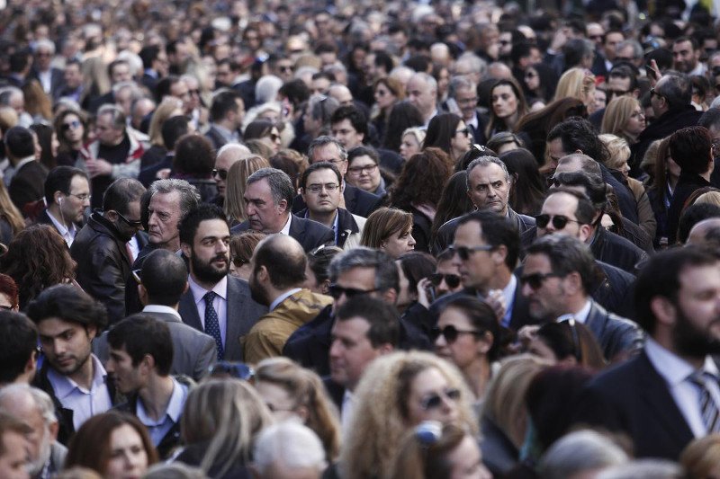 Γέμισαν κοστούμια και ταγιέρ οι δρόμοι -Πρώτη φορά επιστήμονες εναντίον ΣΥΡΙΖΑ [εικόνες] | iefimerida.gr 16