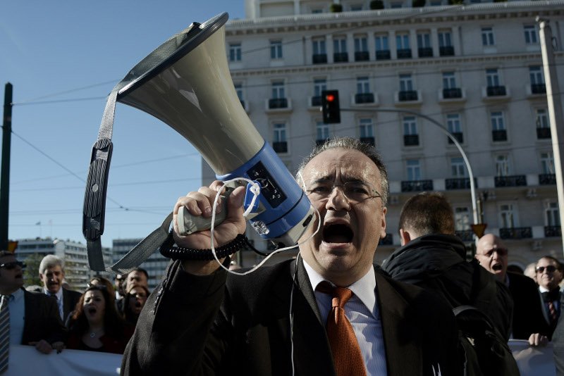 Γέμισαν κοστούμια και ταγιέρ οι δρόμοι -Πρώτη φορά επιστήμονες εναντίον ΣΥΡΙΖΑ [εικόνες] | iefimerida.gr 7