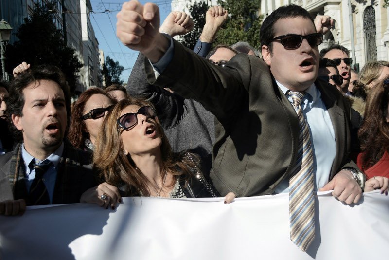 Γέμισαν κοστούμια και ταγιέρ οι δρόμοι -Πρώτη φορά επιστήμονες εναντίον ΣΥΡΙΖΑ [εικόνες] | iefimerida.gr 10