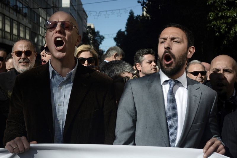 Γέμισαν κοστούμια και ταγιέρ οι δρόμοι -Πρώτη φορά επιστήμονες εναντίον ΣΥΡΙΖΑ [εικόνες] | iefimerida.gr 11