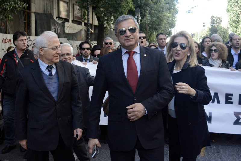 Γέμισαν κοστούμια και ταγιέρ οι δρόμοι -Πρώτη φορά επιστήμονες εναντίον ΣΥΡΙΖΑ [εικόνες] | iefimerida.gr 4