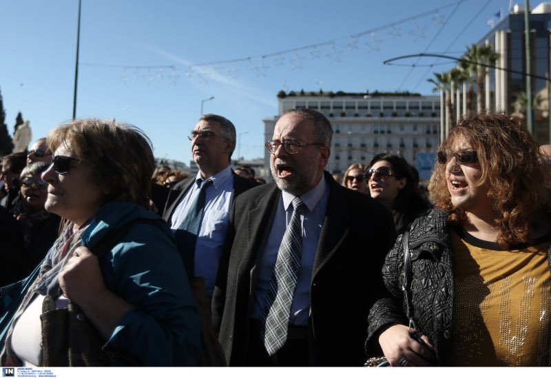 Γέμισαν κοστούμια και ταγιέρ οι δρόμοι -Πρώτη φορά επιστήμονες εναντίον ΣΥΡΙΖΑ [εικόνες] | iefimerida.gr 12