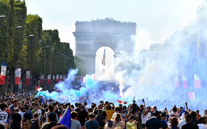 Το Παρίσι... φλέγεται μετά την κατάκτηση του Μουντιάλ -Χιλιάδες Γάλλοι στους δρόμους [εικόνες & βίντεο] | iefimerida.gr 3