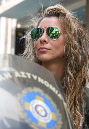 H πανέμορφη δημοτική αστυνομικός που έκλεψε τα φλας στη Συγγρού στα γραφεία της Νέας Δημοκρατίας [εικόνα] | iefimerida.gr 0