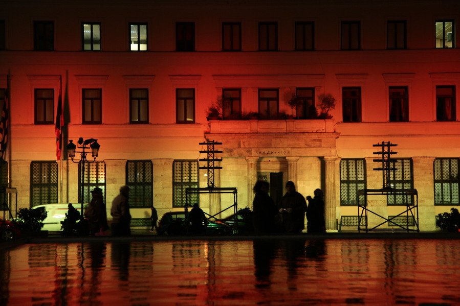 Στα χρώματα της γερμανικής σημαίας το δημαρχείο της Αθήνας [εικόνες] | iefimerida.gr 1