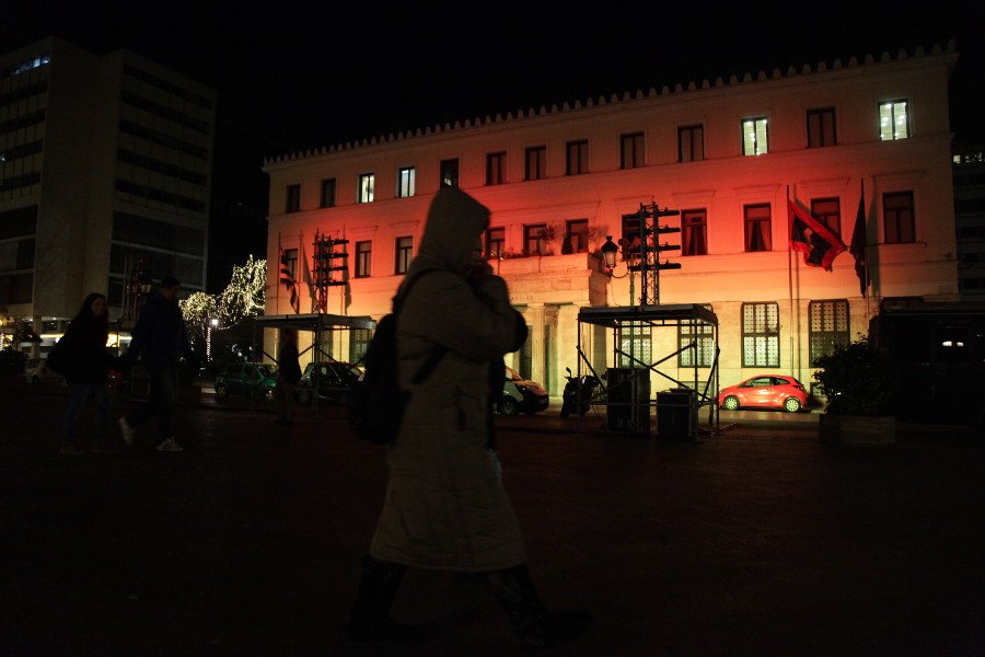 Στα χρώματα της γερμανικής σημαίας το δημαρχείο της Αθήνας [εικόνες] | iefimerida.gr 2