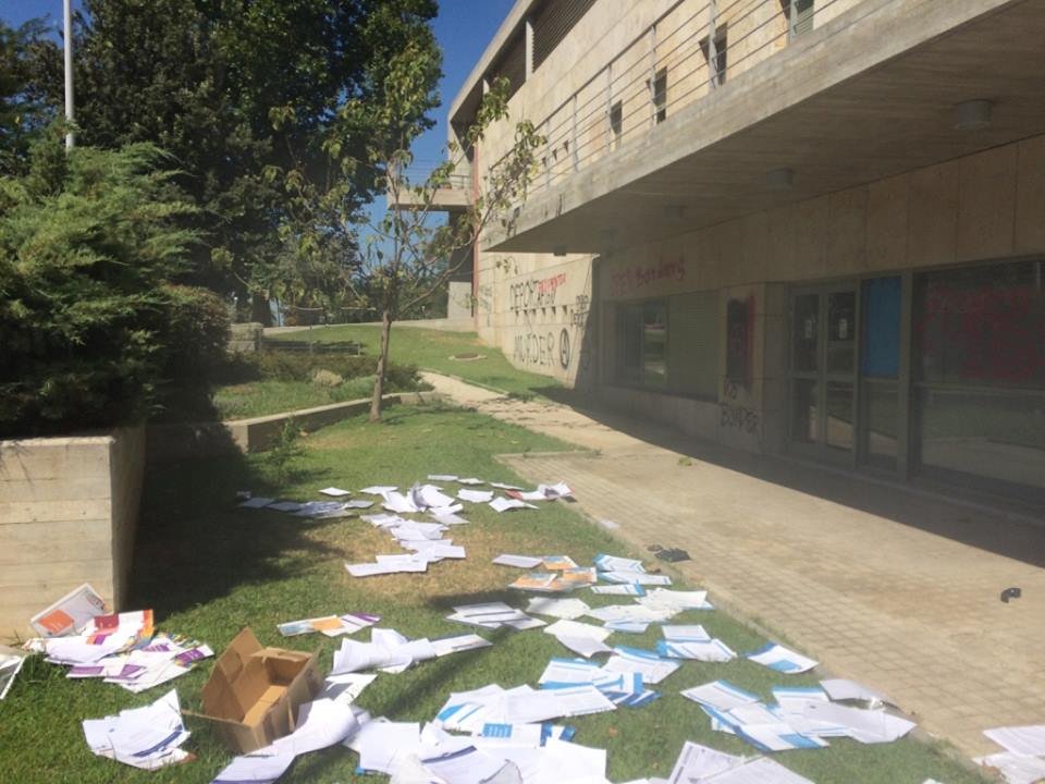 Δεν γλίτωσε ούτε το δημαρχείο -Γυαλιά καρφιά τα έκαναν οι κατασκηνωτές του ΑΠΘ [εικόνες] | iefimerida.gr 1