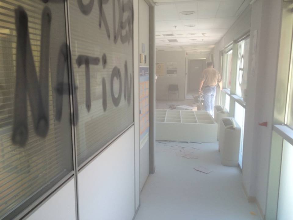 Δεν γλίτωσε ούτε το δημαρχείο -Γυαλιά καρφιά τα έκαναν οι κατασκηνωτές του ΑΠΘ [εικόνες] | iefimerida.gr 3