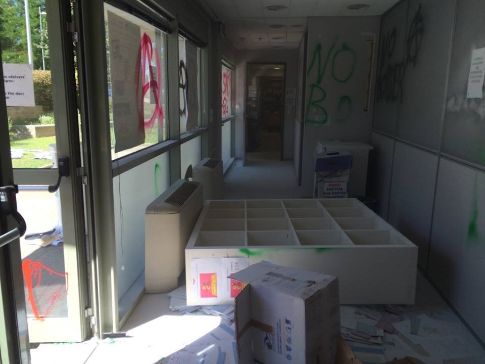 Δεν γλίτωσε ούτε το δημαρχείο -Γυαλιά καρφιά τα έκαναν οι κατασκηνωτές του ΑΠΘ [εικόνες] | iefimerida.gr 5