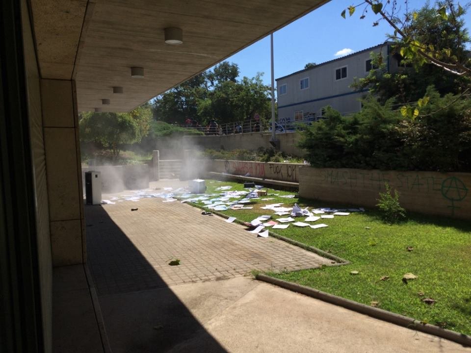 Δεν γλίτωσε ούτε το δημαρχείο -Γυαλιά καρφιά τα έκαναν οι κατασκηνωτές του ΑΠΘ [εικόνες] | iefimerida.gr 6