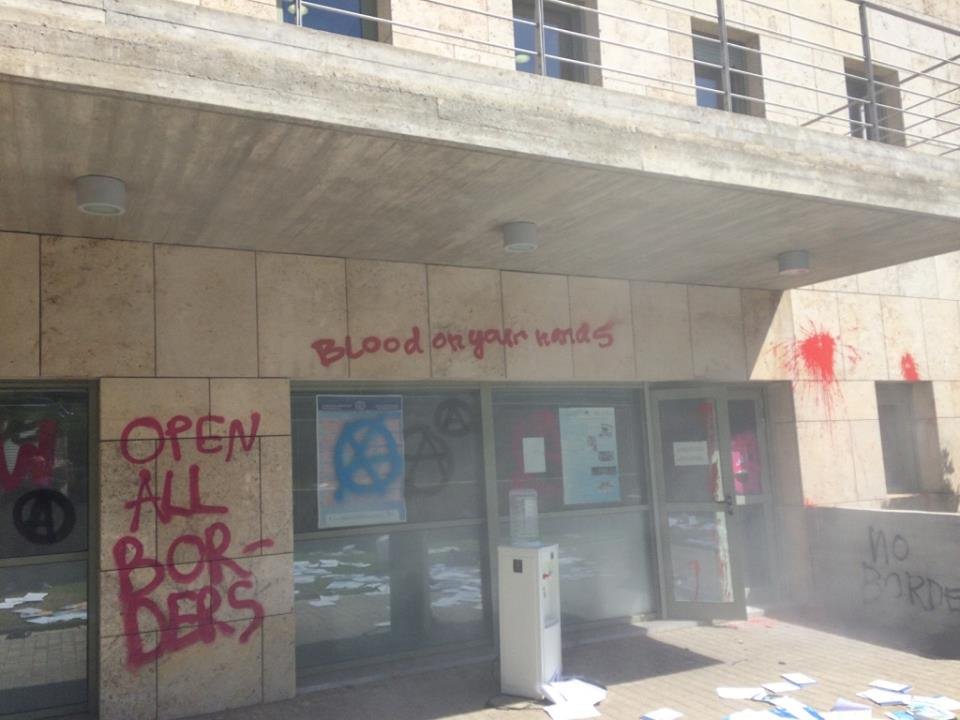 Δεν γλίτωσε ούτε το δημαρχείο -Γυαλιά καρφιά τα έκαναν οι κατασκηνωτές του ΑΠΘ [εικόνες] | iefimerida.gr 7