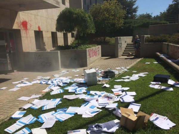 Δεν γλίτωσε ούτε το δημαρχείο -Γυαλιά καρφιά τα έκαναν οι κατασκηνωτές του ΑΠΘ [εικόνες] | iefimerida.gr 0