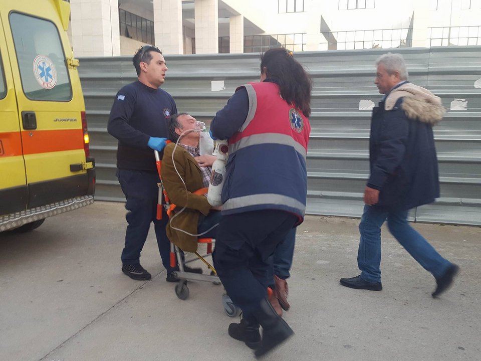 Από το Ειρηνοδικείο στο νοσοκομείο ο πρώην δήμαρχος Καισαριανής -Με αναπνευστικό πρόβλημα μετά τα χημικά  [βίντεο & εικόνες]  | iefimerida.gr 0