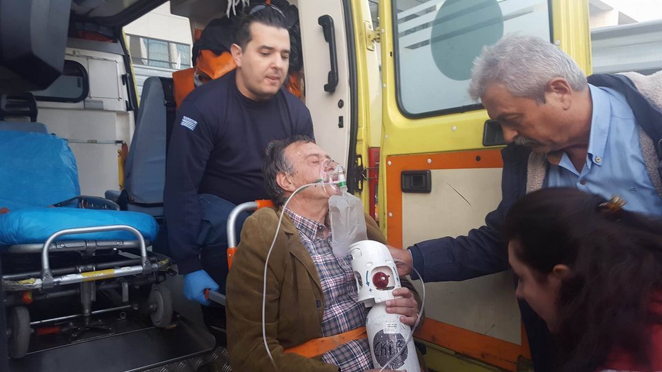 Από το Ειρηνοδικείο στο νοσοκομείο ο πρώην δήμαρχος Καισαριανής -Με αναπνευστικό πρόβλημα μετά τα χημικά  [βίντεο & εικόνες]  | iefimerida.gr 1