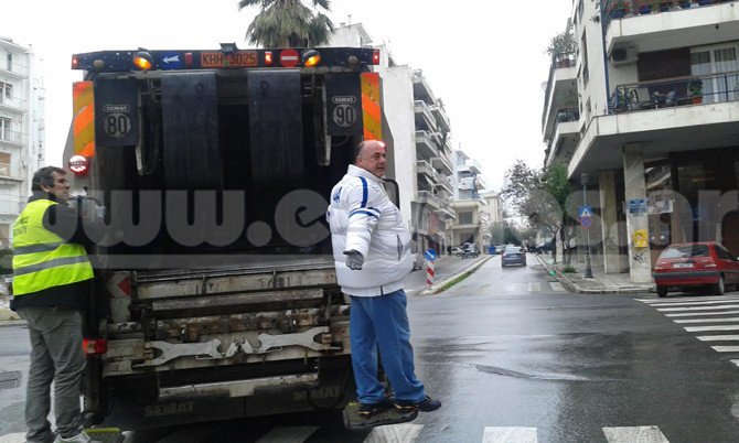 Δήμαρχος πάνω στη... σκουπιδιάρα: Η νέα μόδα στην τοπική αυτοδιοίκηση [εικόνες & βίντεο] | iefimerida.gr 0