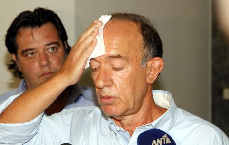 Τον χτύπησαν τα ΜΑΤ γιατί δεν πίστεψαν ότι είναι δήμαρχος [εικόνες] | iefimerida.gr 0