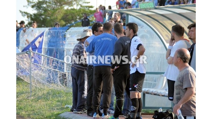 Δήμαρχος δέχτηκε γροθιά σε ποδοσφαιρικό αγώνα -Προσπαθούσε να ηρεμήσει τα πνεύματα [εικόνες&βίντεο] | iefimerida.gr 1