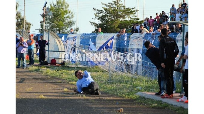 Δήμαρχος δέχτηκε γροθιά σε ποδοσφαιρικό αγώνα -Προσπαθούσε να ηρεμήσει τα πνεύματα [εικόνες&βίντεο] | iefimerida.gr 0