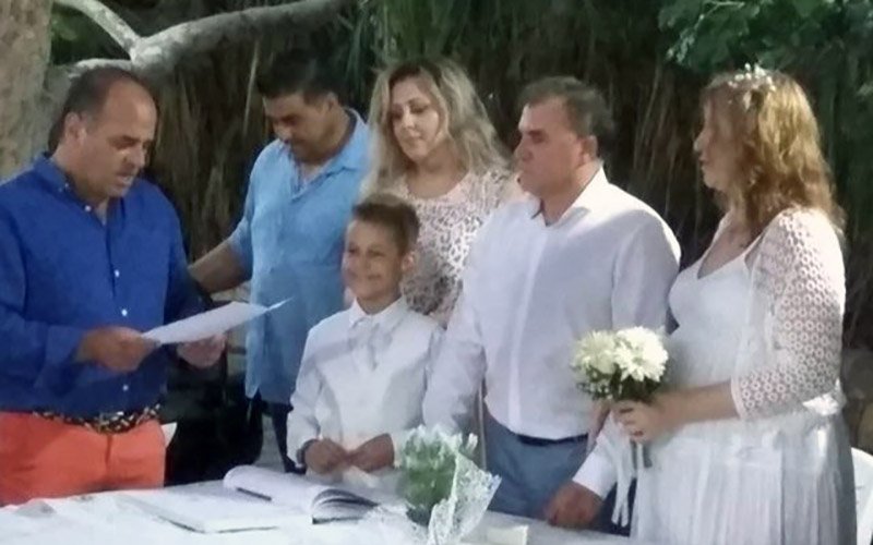 Ο δήμαρχος Ιεράπετρας ανέβηκε τα σκαλιά του... δημαρχείου -Παντρεύτηκε την καλή του [εικόνα] | iefimerida.gr 0