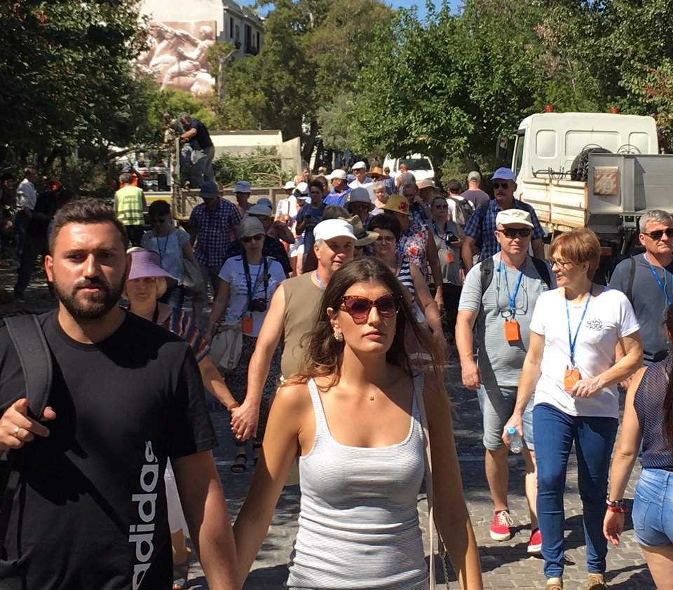 Εκπληκτοι οι τουρίστες στη Μακρυγιάννη δεν είχαν πού να πιουν καφέ -Ο δήμος σήκωσε όλα τα τραπεζοκαθίσματα | iefimerida.gr 1