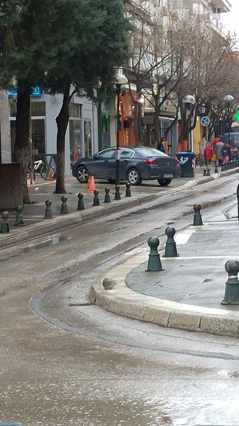 Βουλευτής του ΣΥΡΙΖΑ παρκάρει μεγαλοπρεπώς σε πεζοδρόμιο [εικόνα] | iefimerida.gr 0