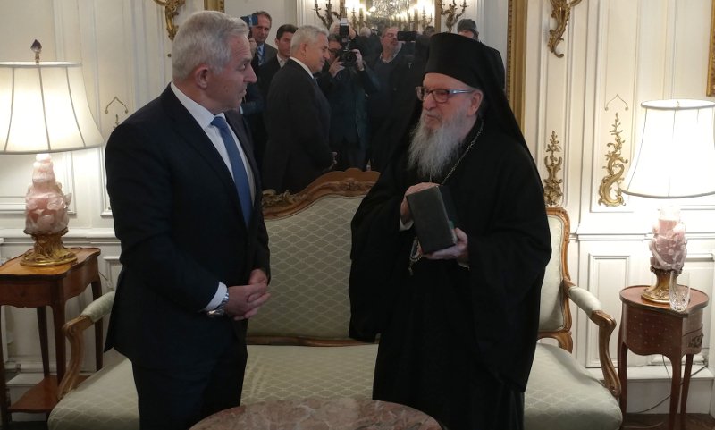 Ο Ευάγγελος Αποστολάκης (αριστερά) και ο Αρχιεπίσκοπος Αμερικής Δημήτριος (δεξιά) -Φωτογραφία: ΑΠΕ